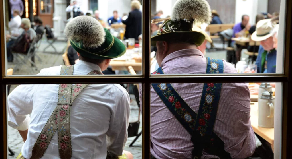 Hofbräuhaus München: zwei Männer in Tracht im Wirtsgarten